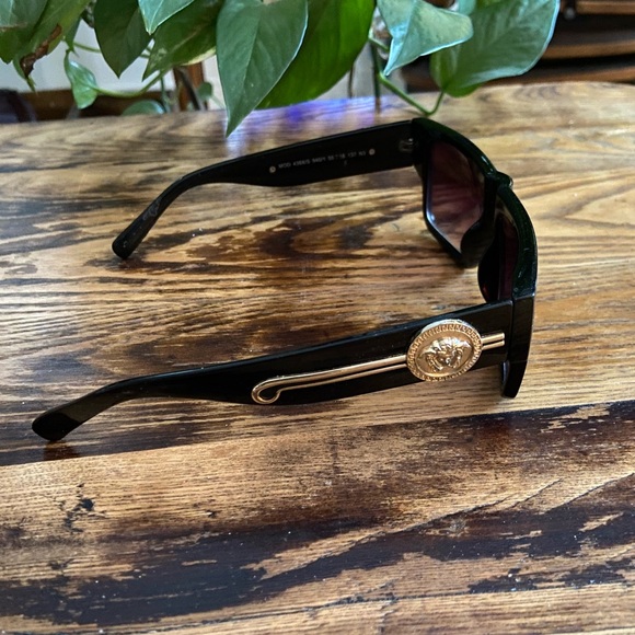 Versace - Picture 2 of 5